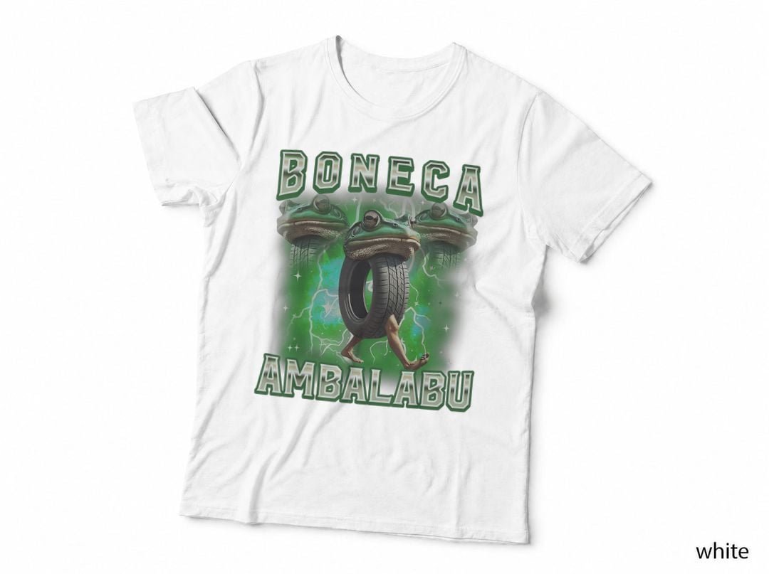 Boneca Ambalabu Funny Frog Meme Bootleg Italian Brainrot T-Shirt