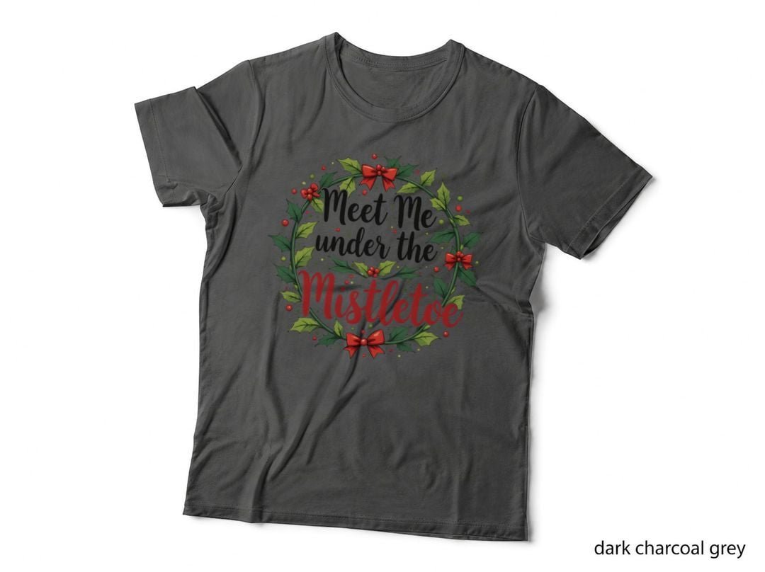 Meet Me Under the Mistletoe Christmas Wreath Holly Romantict-Shirt T-Shirt