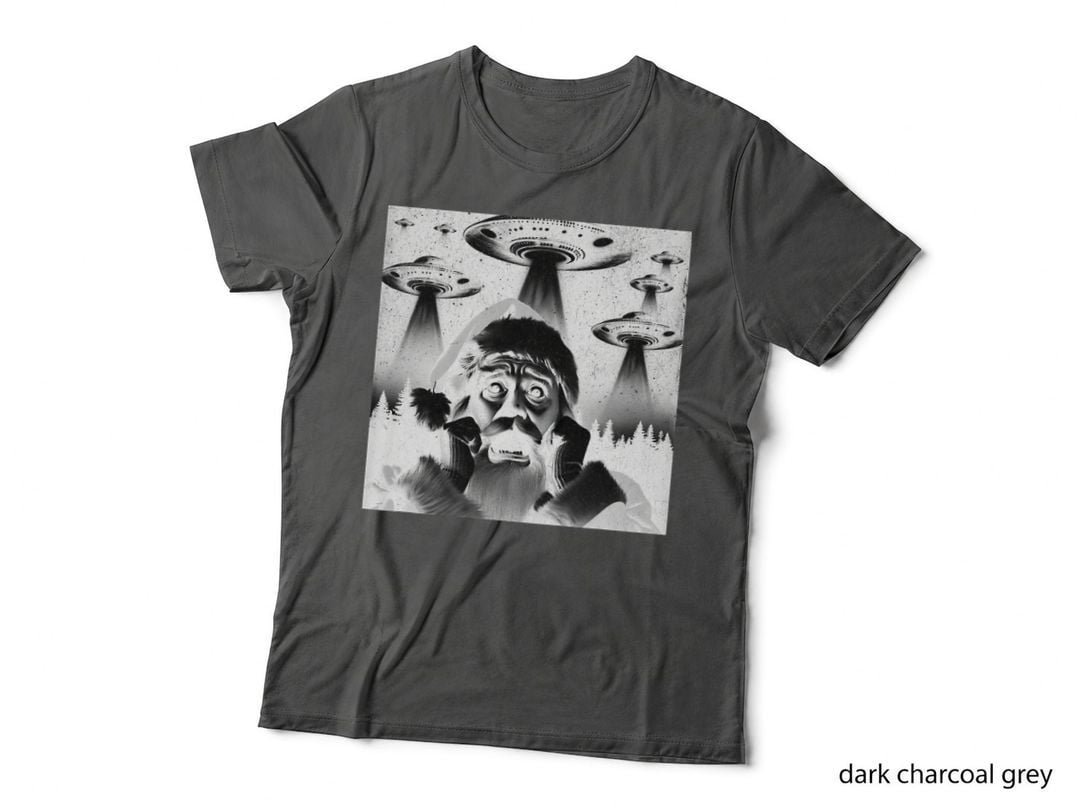 Santa UFO Funny Invasion Meme Retro Alien Santa UFO Selfie T-Shirt