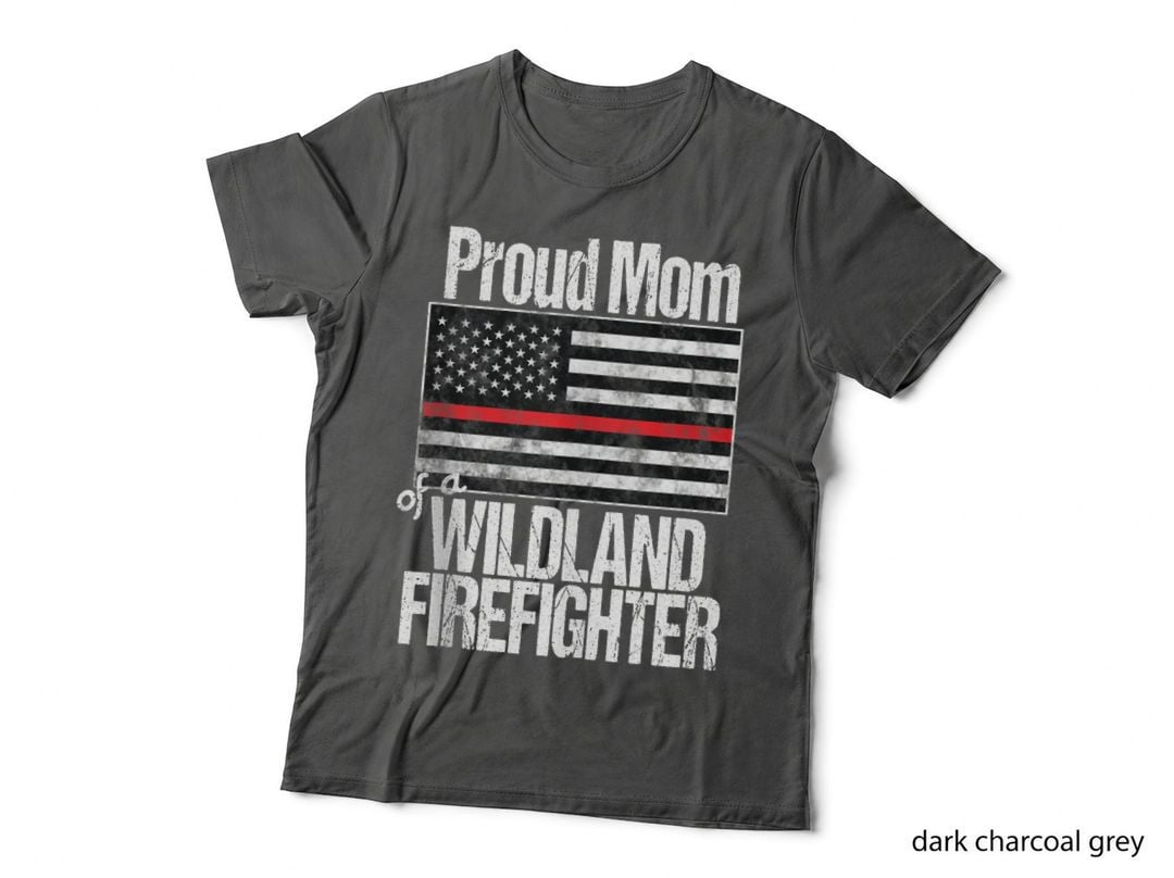 Red Line Flag - Proud Mom of a Wildland Firefighter, T-Shirt