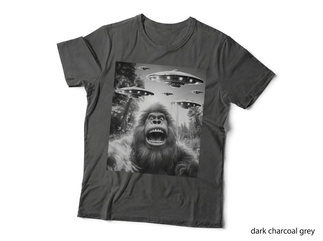 Funny Graphic Bigfoot Selfie with Alien UFO Vintage Bigfoot T-Shirt