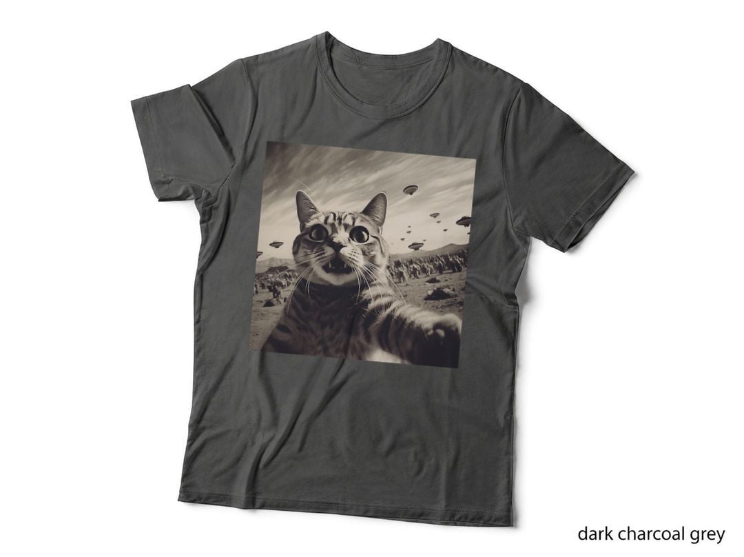 Alien Cat UFO Invasion Selfie, Space Adventure, Sci-Fi, Cats in Space T-Shirt