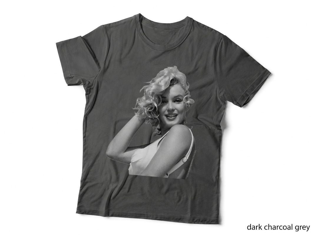 Marilyn Monroe Marilyn Beach Pose Classic T-Shirt