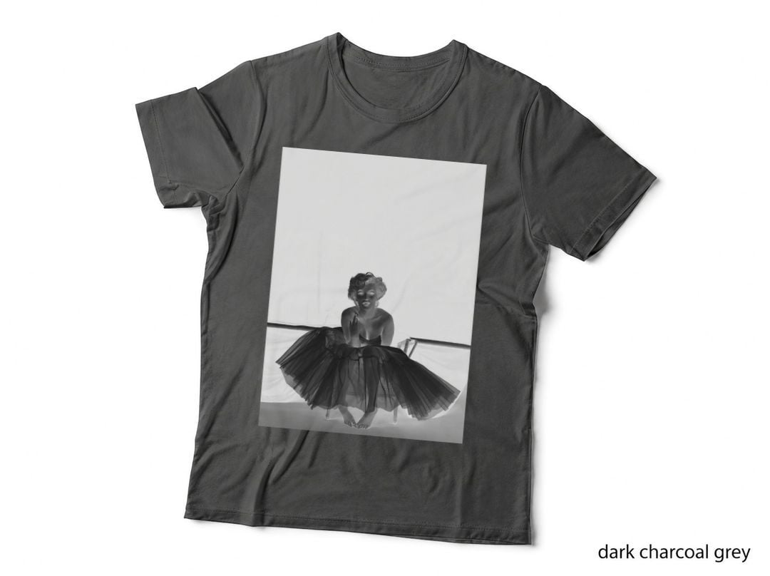Marilyn Monroe in White Dress, Black and White Vintage Wall Art T-Shirt