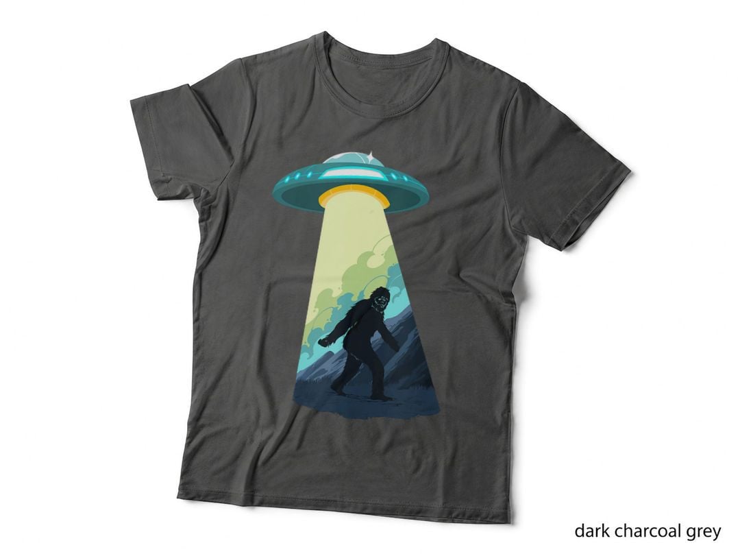 Bigfoot Is an Alien from a UFO Sasquatch Big Foot Graphic T-Shirt